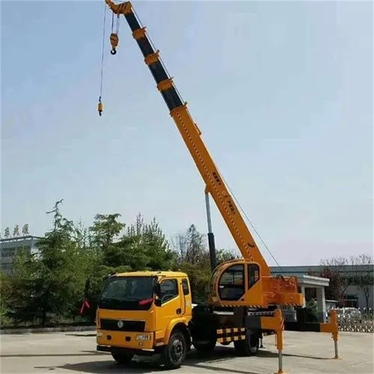 曲江钢筋笼入孔时,由吊车采用单点起吊